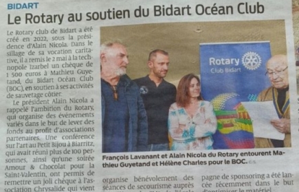 Le Rotary Club de Bidart soutient le BOC ( Bidart Océan Club ) et lui remet un chèque .